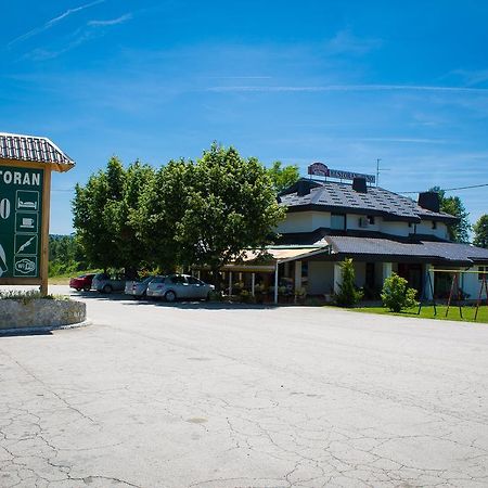 Restaurant Rooms Pino Szluin Kültér fotó