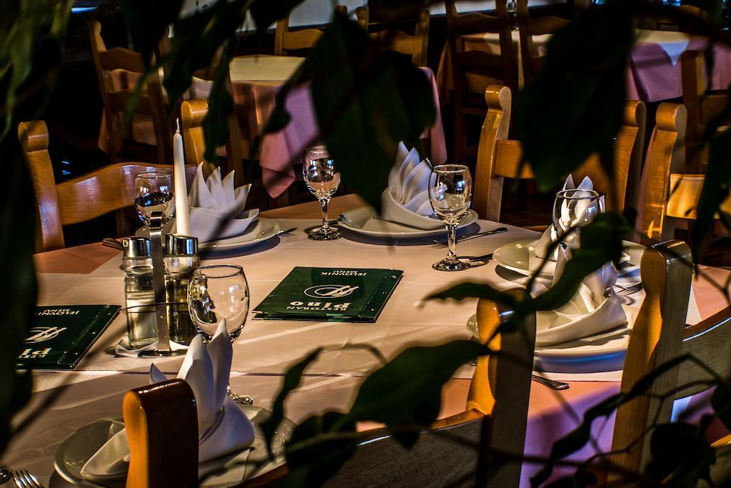 Restaurant Rooms Pino Szluin Kültér fotó