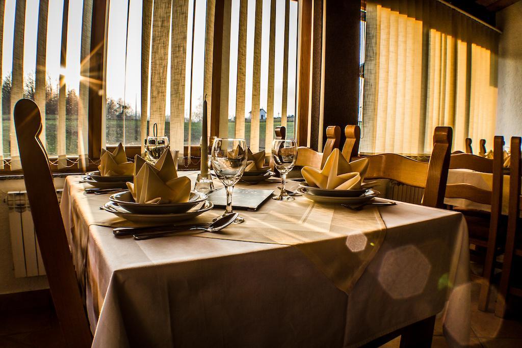 Restaurant Rooms Pino Szluin Kültér fotó