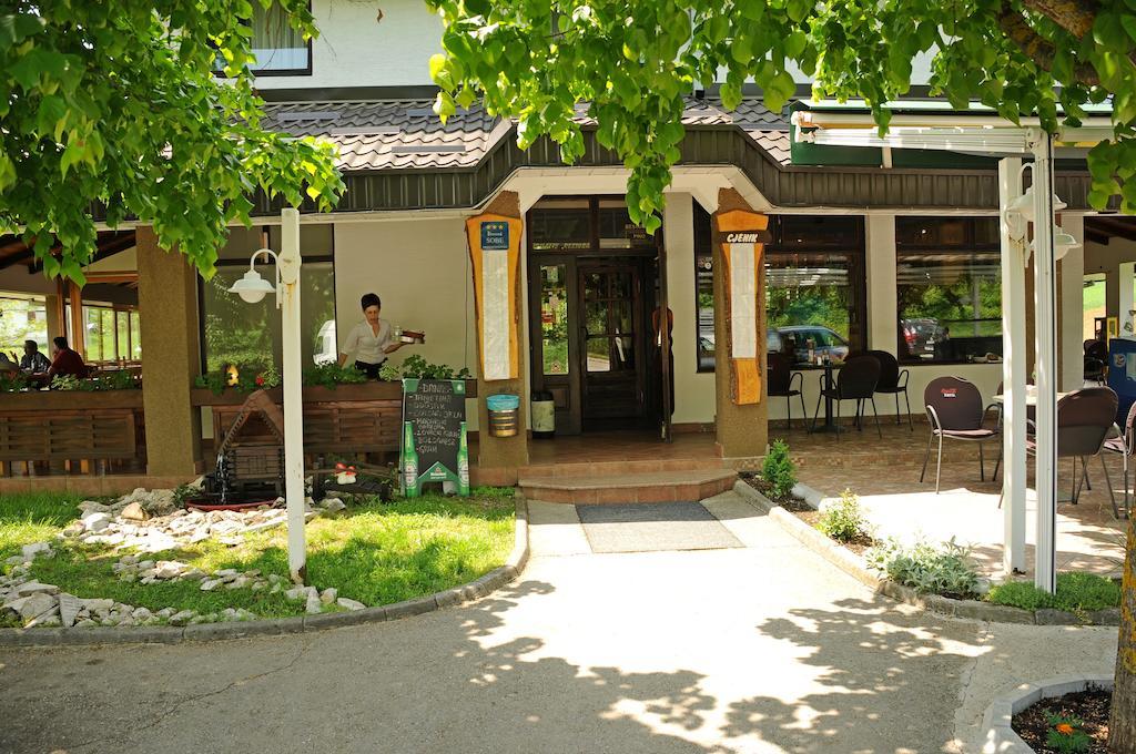 Restaurant Rooms Pino Szluin Kültér fotó